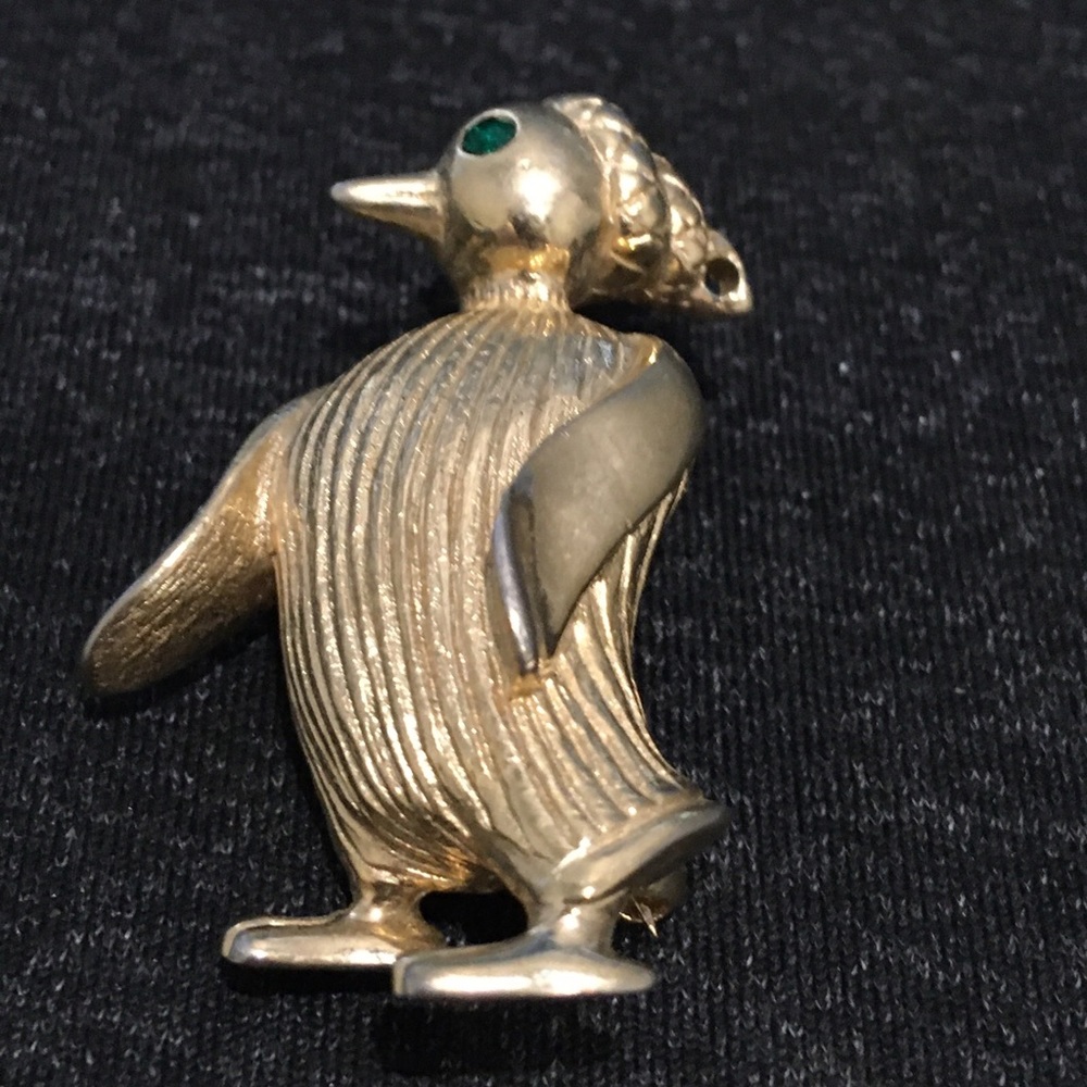 Penguin brooch pendant gold tone green eye.